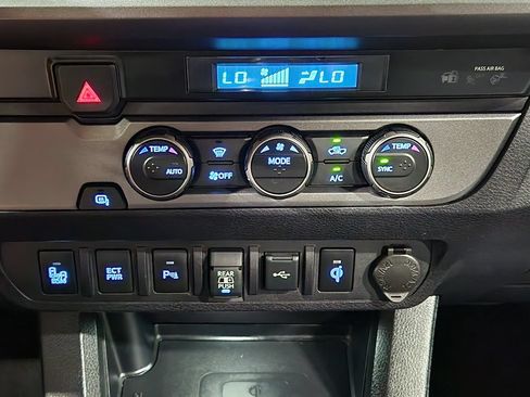 Used 2022 Toyota Tacoma TRD Sport w/ Technology Package RWD image 38