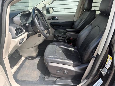 Used 2020 Chrysler Pacifica Touring-L w/ Tire & Wheel Group FWD image 18