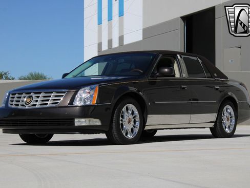 Used 2008 Cadillac DTS Performance w/ Platinum Edition image 5