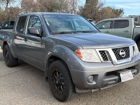 Used 2017 Nissan Frontier SV image 3