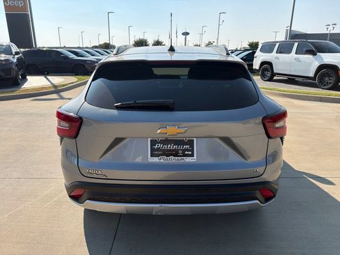 Used 2024 Chevrolet Trax LT w/ Driver Confidence Package FWD image 4