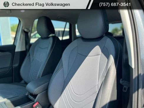 Used 2025 Volkswagen Tiguan SE FWD image 17