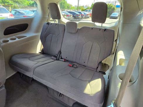 Used 2020 Chrysler Pacifica Touring FWD image 12