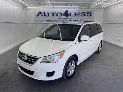 Used 2011 Volkswagen Routan SE image 1