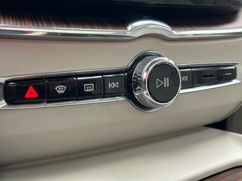 Used 2022 Volvo XC60 B5 Momentum image 48