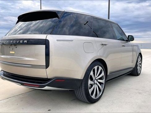 Used 2025 Land Rover Range Rover SE image 4