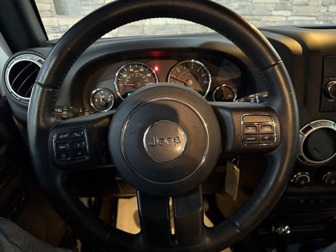 Used 2018 Jeep Wrangler Unlimited Sahara w/ Connectivity Group image 14