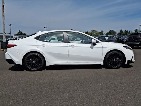 Used 2025 Toyota Camry SE w/ Convenience Package image 7