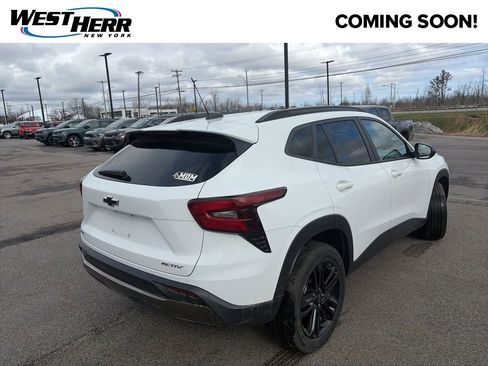 Used 2024 Chevrolet Trax ACTIV w/ Driver Confidence Package image 2