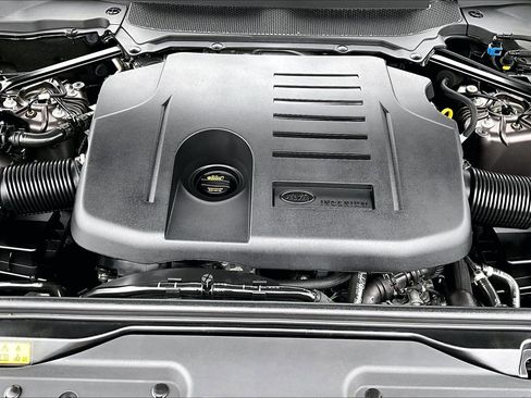 Used 2024 Land Rover Discovery Metropolitan Edition image 32