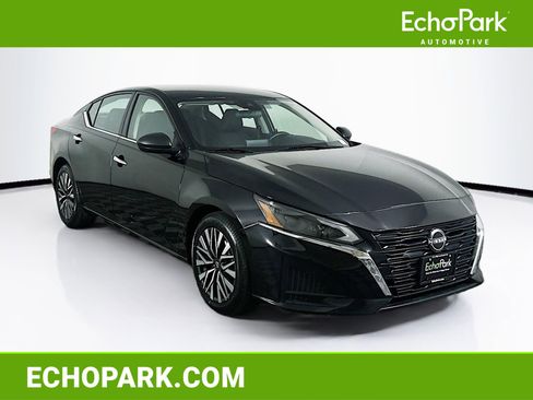 Used 2024 Nissan Altima 2.5 SV image 1