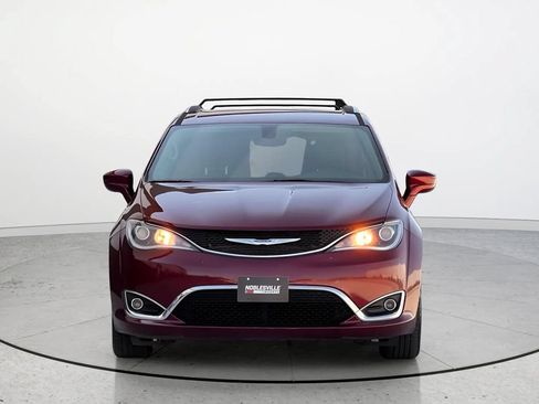 Used 2019 Chrysler Pacifica Touring-L FWD image 4