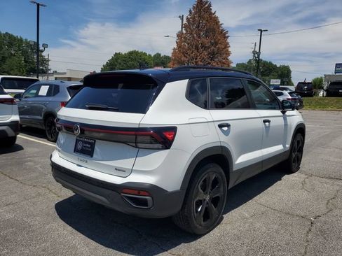Certified 2025 Volkswagen Taos SE AWD/4WD image 4