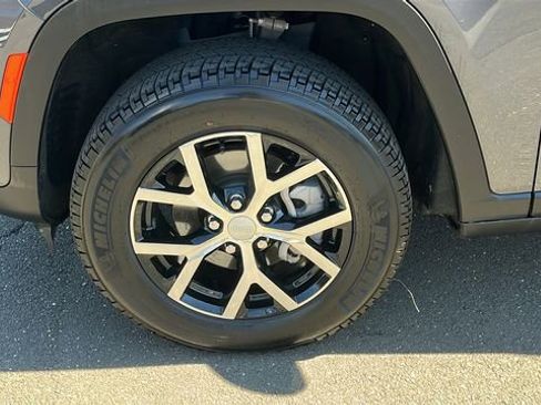 Used 2024 Jeep Grand Cherokee Limited image 8