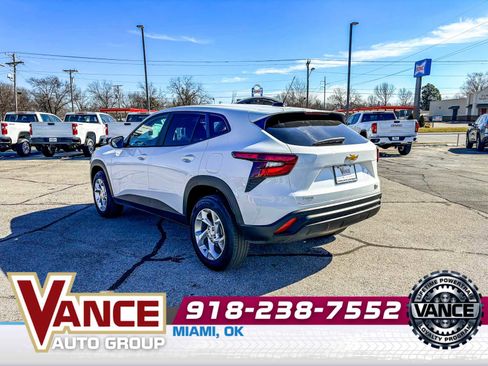 Used 2025 Chevrolet Trax LS w/ LS Convenience Package image 5