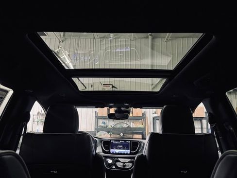 Certified 2025 Chrysler Pacifica Limited image 24