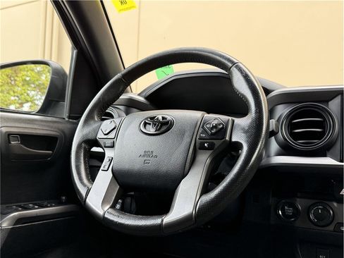 Used 2017 Toyota Tacoma TRD Off-Road image 15