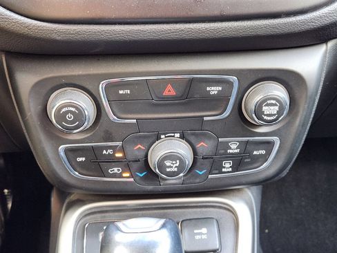 Used 2018 Jeep Compass Latitude w/ Popular Equipment Group FWD image 18
