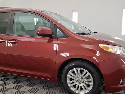 Used 2012 Toyota Sienna XLE w/ XLE Navigation Pkg image 6
