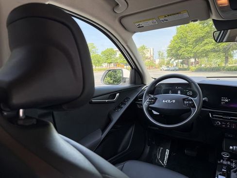 Certified 2025 Kia Niro EX FWD image 40