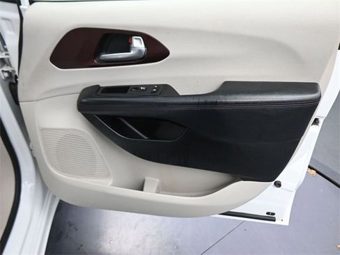 Used 2020 Chrysler Pacifica Limited image 34