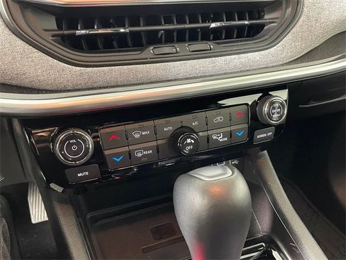 Used 2023 Jeep Compass Latitude w/ Sun and Sound Group image 8