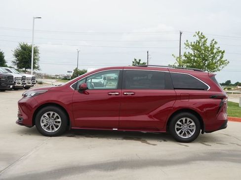 Used 2025 Toyota Sienna XLE FWD image 6