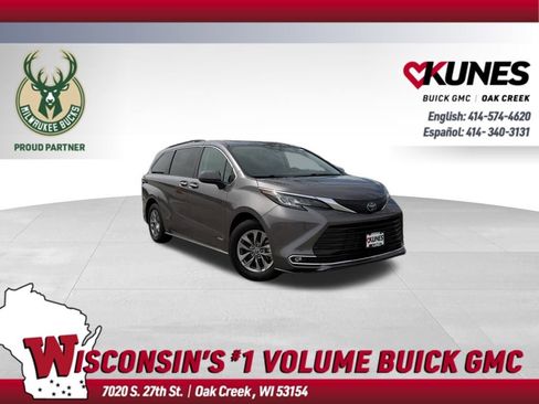 Used 2021 Toyota Sienna XLE image 1