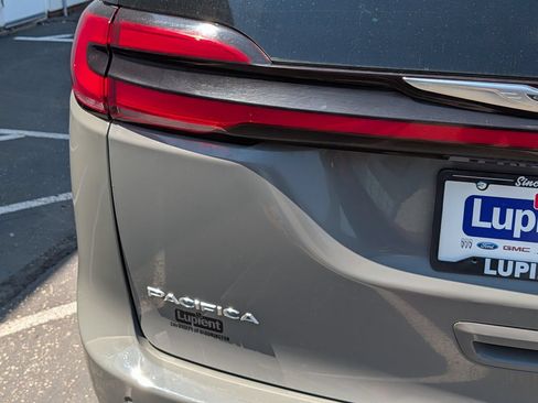 Used 2022 Chrysler Pacifica Limited FWD image 5