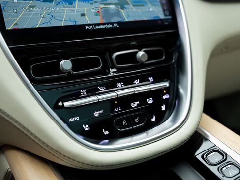 Used 2023 Aston Martin DBX image 48