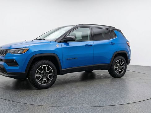 Used 2025 Jeep Compass Trailhawk AWD/4WD image 3