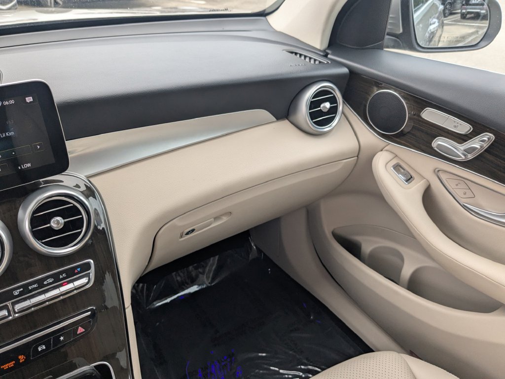 Certified 2022 Mercedes-Benz GLC 300 w/ Premium Package Lite image 4