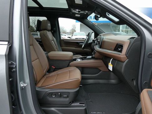 New 2026 Chevrolet Suburban High Country image 9