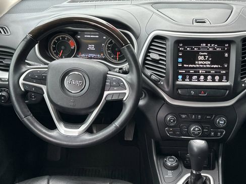 Used 2018 Jeep Cherokee Overland image 13