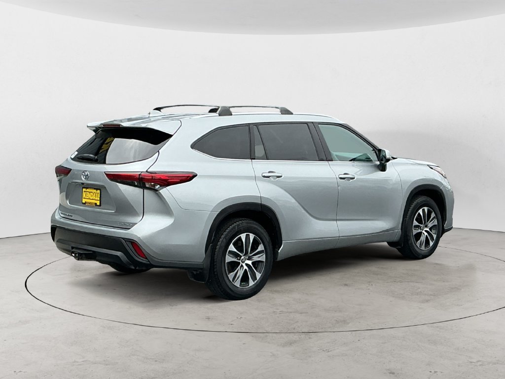 Used 2021 Toyota Highlander XLE AWD/4WD image 5