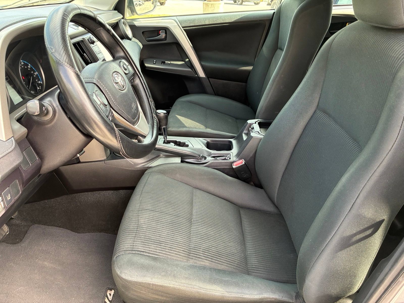 Used 2018 Toyota RAV4 LE FWD image 14