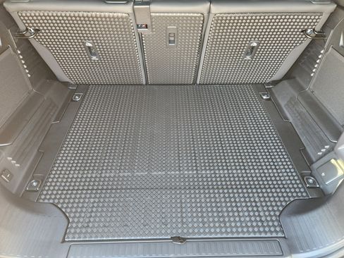 New 2026 Land Rover Defender 110 X-Dynamic SE image 33