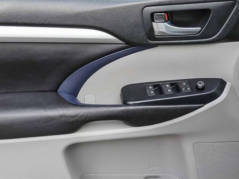 Used 2017 Toyota Highlander XLE image 24