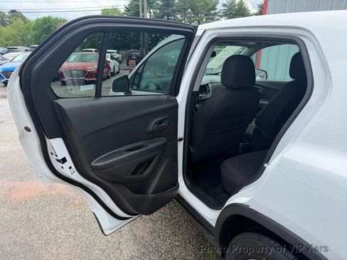Used 2020 Chevrolet Trax LS w/ Tint and Cruise Package FWD image 10
