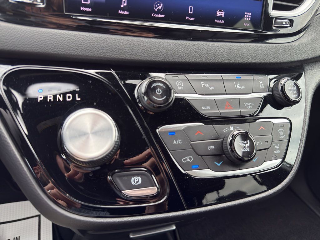 Used 2025 Chrysler Pacifica Select FWD image 16