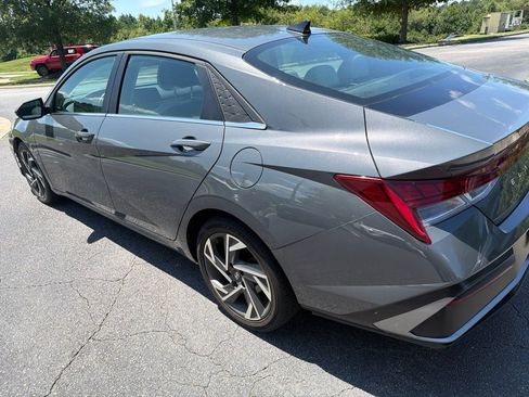 Used 2025 Hyundai Elantra Limited FWD image 7