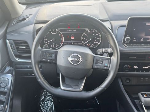 Used 2025 Nissan Rogue SV image 30