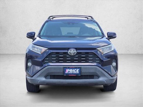 Used 2019 Toyota RAV4 XLE FWD image 2