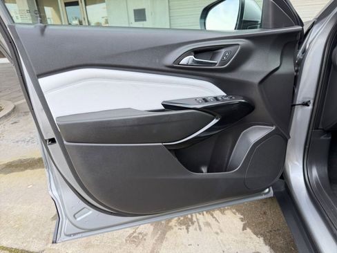 Used 2025 Chevrolet Trax LT image 18