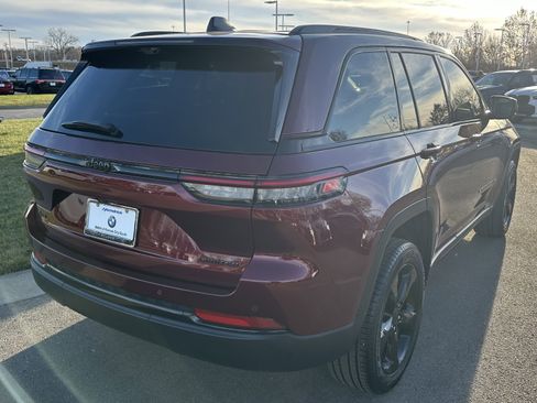 Used 2025 Jeep Grand Cherokee Limited w/ Luxury Tech Group II image 30