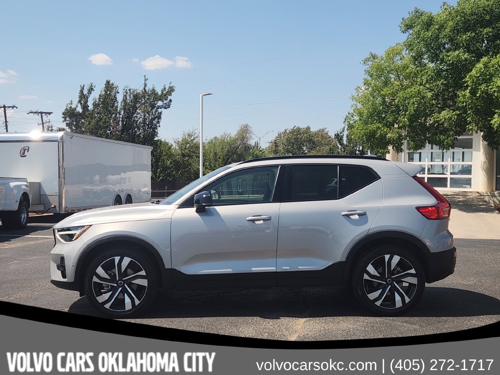 Certified 2024 Volvo XC40 B5 Plus w/ Protection Package Premier AWD/4WD image 3