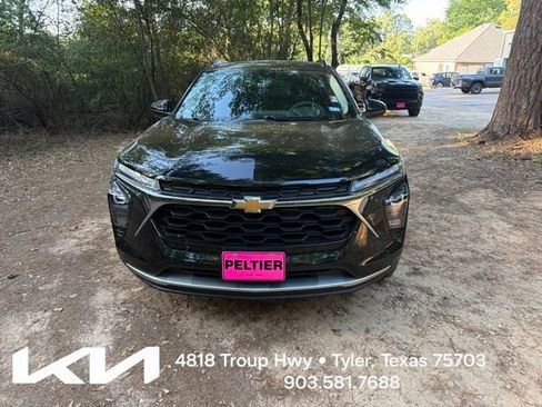 Used 2024 Chevrolet Trax LT FWD image 2