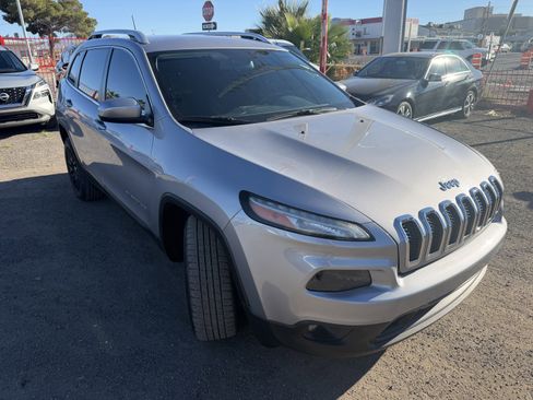 Used 2017 Jeep Cherokee Latitude image 3