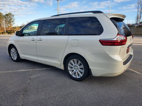 Certified 2017 Toyota Sienna XLE image 4