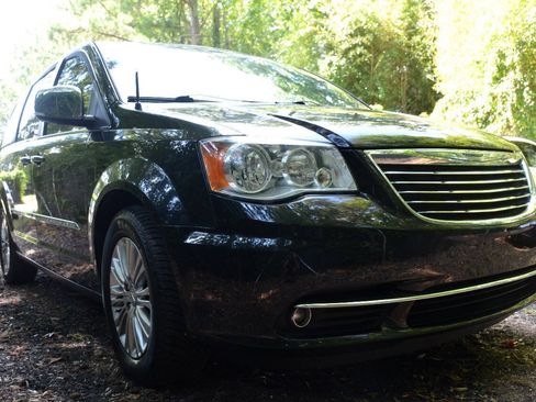 Used 2015 Chrysler Town & Country Touring-L w/ Driver Convenience Group FWD image 6